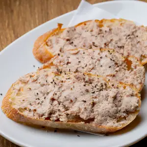 烤面包片配陈年牛肉火腿