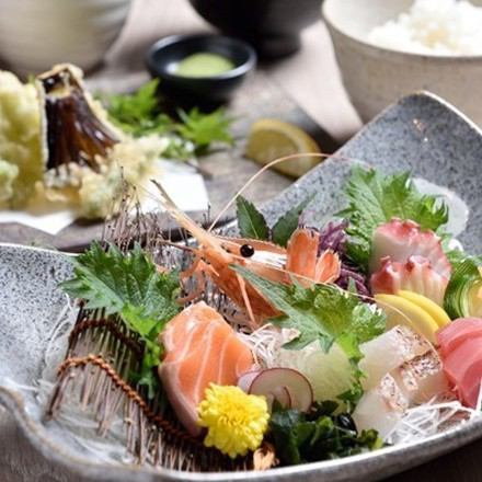 Marukaiya with a wide selection of delicious food such as salmon roe and seasonal fresh fish