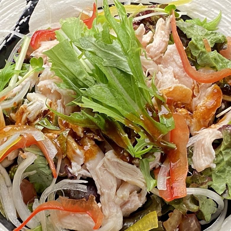 쓰촨 풍수채와 볶은 닭 샐러드