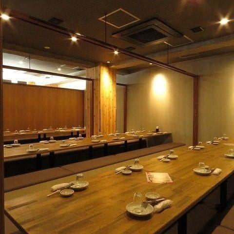 【貸切利用も対応！】人数や用途に合わせて、店舗貸切も承っております。大人数の宴会やパーティーなど、周りを気にせずプライベートな空間でお楽しみいただけます。メッセージ付デザートプレートなどサプライズ演出もご相談可能。快適で心地よい時間を丸海屋でお過ごしください。