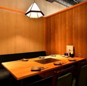 【個室：6名様×9卓】接待・会食などにも◎風情ある和の灯りに包まれる至福のひととき。伝統的な和の趣と、スタイリッシュなモダンデザインを融合させた和モダン個室。落ち着いた雰囲気の中にも洗練された華やかさがあり、大切な接待や会食、記念日のお食事にも最適です。