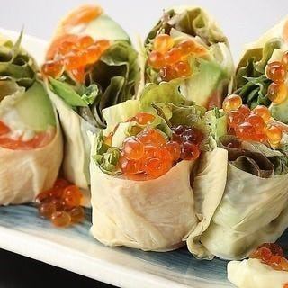 スモークサーモンの湯葉巻
