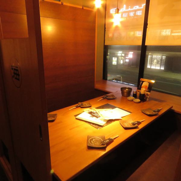 【掘りごたつ席】靴を脱いでゆったりと座れる完全個室の掘りごたつ席は、長時間のお食事や宴会でも快適。足を伸ばせるので、ご年配の方や小さなお子様連れのお客様にも人気があります。