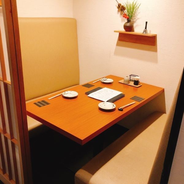 【テーブル個室ございます】テーブルタイプの個室をご用意しております。個室ですので、周りを気にせずゆっくりとお食事をお楽しみいただくことが可能です。最大4名様までご案内可能です。お気軽にご来店ください。