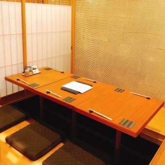 【掘りごたつ席ございます】最大8名様までご案内可能。障子で部屋を仕切り、個室としても利用可能です。