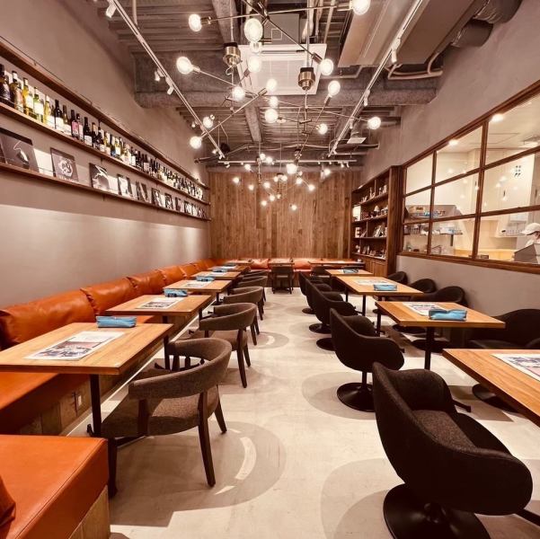 JR橋本駅北口より徒歩1分!店内へ足を踏み入れれば、目の前に広がるおしゃれ空間。ゆったりくつろげるソファー席、大人数でも心配のないテーブル席など、開放的かつプライベート性を重視したお洒落な空間です。
