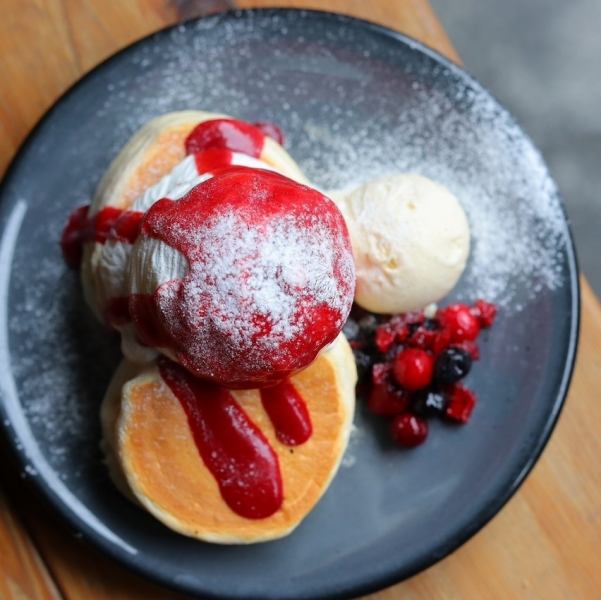 昼は、ESPRESSO D WORKSが贈る。EDWで全国大会に出場したパンケーキ職人が作るふわふわのスフレパンケーキ