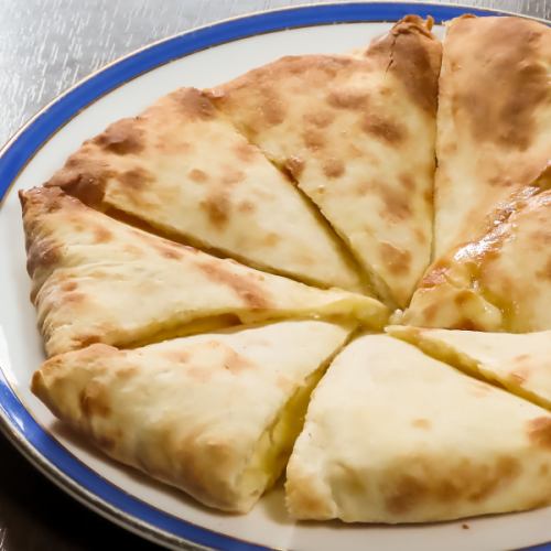 [◆ Melty and rich! Blissful cheese naan! ◆] The chewy texture of the naan fills your mouth with the aroma and flavor of cheese♪