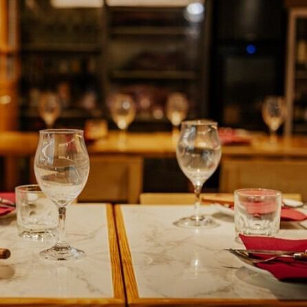 【内観！】イベントの打ち上げ、同窓会など大人数での飲み会には貸切がおすすめ。20～50名様までのご利用で貸切にすることができます★開放的な空間で思い思いの時間をお過ごしいただけます♪