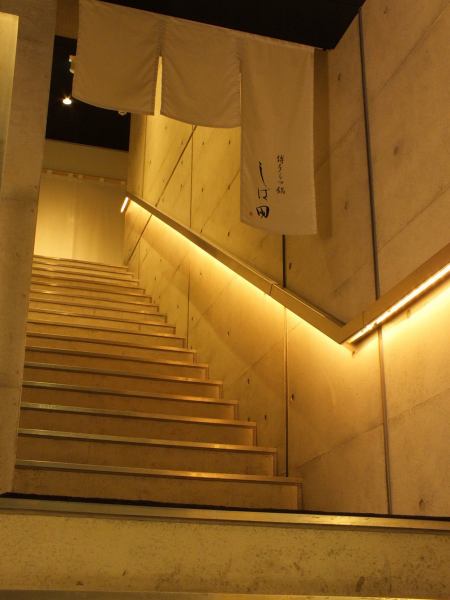 通往入口的楼梯。楼梯后面有一部电梯。