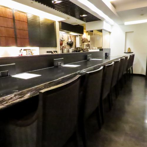 <p>店内に入ると目を引くのが、美しい檜のカウンター席。調理の音や香り、店主との会話も楽しめるライブ感たっぷりの特等席です。お一人様でしっぽりと飲むのも良し、デートで食事を楽しむのも良し。「居酒屋以上、割烹未満」の心地よい距離感で、肩肘張らずに本格和食を味わえます♪</p>