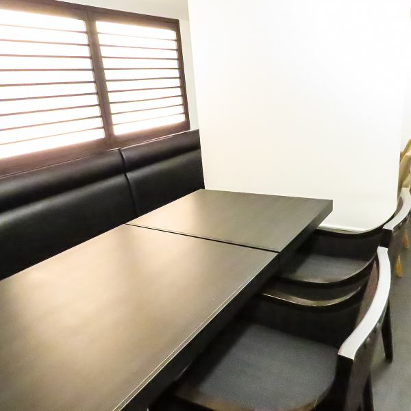 落ち着いた和モダンな空間には、ロールカーテンで仕切ることができる半個室をご用意しています。2名様から最大10名様まで対応可能で、プライベート感を大切にしたい接待や会食、記念日のお祝いなどに最適◎周りを気にすることなく、大切な方との会話と美食をゆったりとお楽しみください。