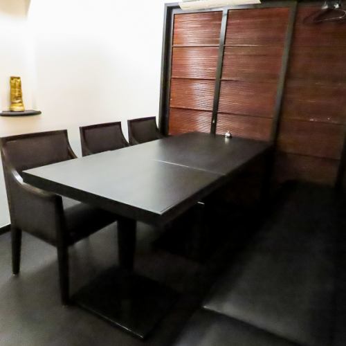 <p>落ち着いた雰囲気の店内は、最大20名様までの貸切利用も可能です。会社のご宴会や親族でのお集まりなど、大人数でのご利用にも対応いたします♪人数やご予算、お料理の内容など、まずはお気軽にご相談ください。皆様だけのプライベートな空間で、心ゆくまで宴をお楽しみいただけます。</p>