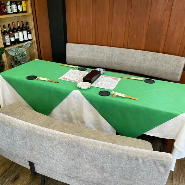 6名様までご利用いただけるソファ席は、ゆったりとお食事が楽しめる、特に人気の高いお席です。座り心地の良いソファで、リラックスしながら本格イタリアンとワインをご堪能いただけます。女子会や、親しいご友人との会食に最適です。