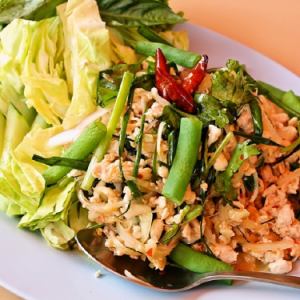Larb（猪肉或鸡肉）