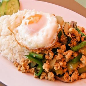 Pad Kapaor La Kao（猪肉或鸡肉）