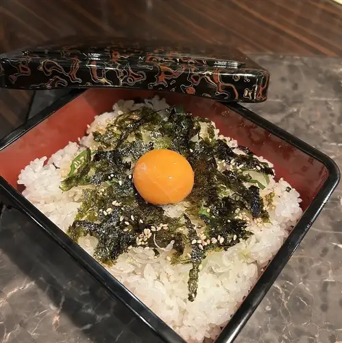 お肉をのせて食べる御飯