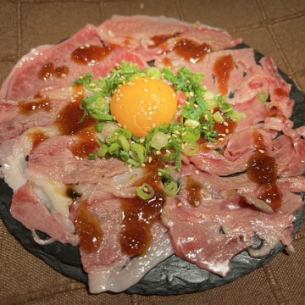 和牛の月見炙り刺し