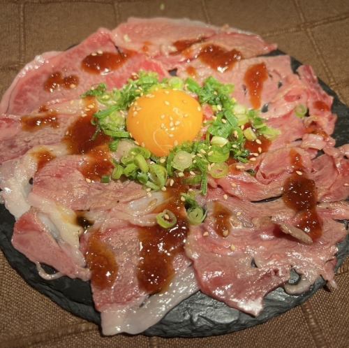 和牛の月見炙り刺し