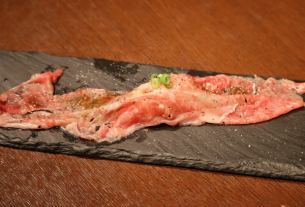 選用日本頂級黑毛和牛牛肉製成的頂級大塊壽司。