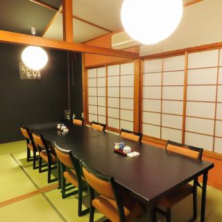 최대 20명까지 이용할 수 있는 개인실을 완비하고 있으며, 전용 공간을 제공하고 있습니다.차분한 분위기 속에서, 느긋하게 식사를 즐길 수 있으므로, 특별한 이벤트나 모임에도 유연하게 대응하고 있습니다.소중한 동료와 함께 마음 따뜻해지는 한때를 보내실 수 있으므로, 다양한 장면에서의 이용을 즐길 수 있습니다♪