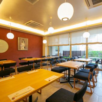 お庭が眺められるテーブル席を設けております。ご宴会など大人数でご利用の際は、貸切のご相談もお受けします。