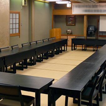 【大洋の間／お座敷／10～60名様】60名様までの中宴会場です。純和風の造りで、ご親族様のお集まり等にも最適です。二つのお部屋に区切ることができ、小宴会よりご案内可能です。お座敷ですが、椅子席にも対応いたします。