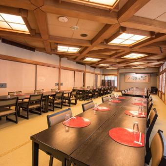 【寿海の間／お座敷／10～100名様】100名様までお迎えできる大宴会場です。こちらも【大洋の間】同様に純和風のお座敷で、椅子席にも対応しております。簡易舞台やカラオケといった設備も揃い、多種多彩なお集まりでご利用いただけます。