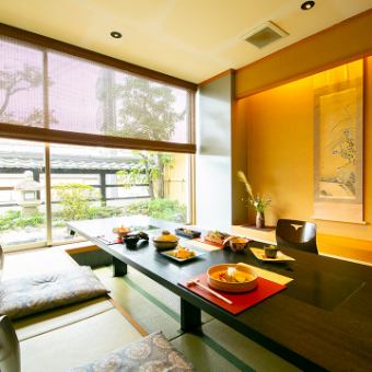 当店で一番人気の高い、お庭に臨むお部屋です。風情ある緑を眺めながら、優雅なひと時をお過ごしください。足元は掘りごたつですので、ゆったりとおくつろぎいただけます。