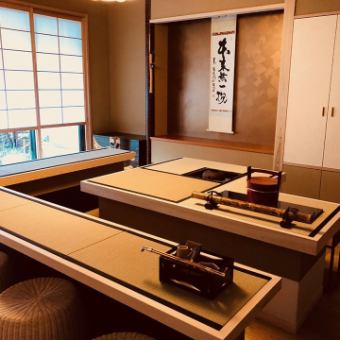 【千寿庵／9名様まで】椅子とテーブルによる立礼式（りゅうれいしき）のお茶室です。当店主催のお茶席では抹茶と和菓子（880円）をご提供。また、3日前までにご予約いただけましたら、初釜や宴席の場として皆様にもお使いいただけます。