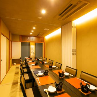 炭をデザインに取り入れた、洗練された雰囲気のお部屋です。日ごとにお軸やお花をしつらえ、皆様をお迎えいたします。最大で24名様までお受けでき、また襖で仕切ることで、少人数グループ様のご利用にも対応いたします。