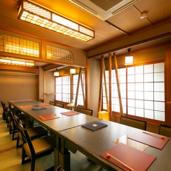畳敷きのお座敷ですが、椅子席でご用意することも可能です。この二部屋は、間仕切りを外して一部屋にすることができ、10～15名様程度のご宴会にもちょうどいい会場です。テーブルは電磁テーブルのため、どの季節でもお鍋料理を快適に楽しめます。