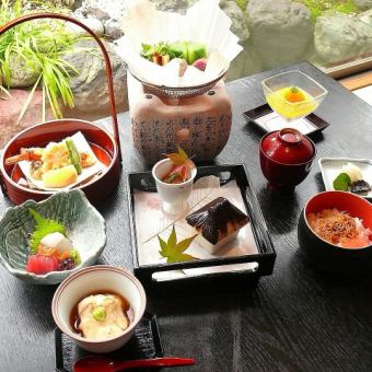 ミニ会席なでしこ 6,050円(税込)｜季節を映す先付や、小鍋、蓋物、造里など全8品