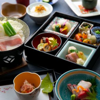 宴会用会席 8,470円(税込)｜季節を感じさせる4品の盛り合わせや、熊野ポーク小鍋など全7皿・10品