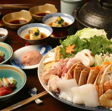 ちひろ鍋 6,655円(税込)|風味豊かなカニを筆頭に、鶏肉や豚肉など、多彩な具材を一度に