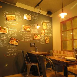The table seat which is easy to see the menu described on the fashionable blackboard is also Onza ♪