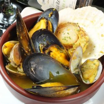 Steamed mussels and clams in white wine
