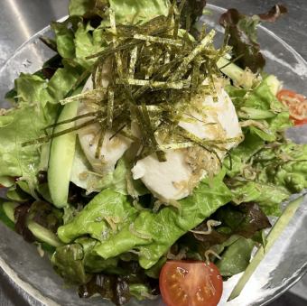 手造り豆富とじゃこのサラダ