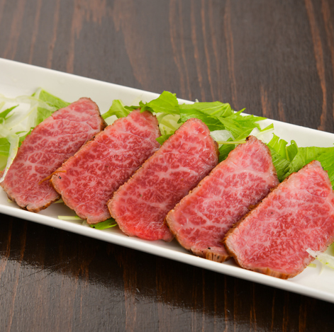 {Enjoy the luxury of A5-ranked Kuroge Wagyu beef} Enjoy high-quality meat sourced from an affiliated yakiniku restaurant, along with carefully selected wines.
