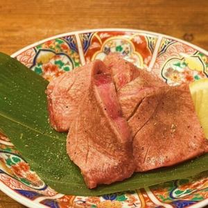 厚切烤牛舌,佐以鹽