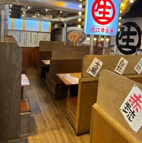 ゆとりのあるテーブル席をご用意しております。広々としたお席は半個室空間としても気兼ねなくお食事をお楽しみしただけます。お友達や気の合う仲間同士、ご家族様でのご利用に最適☆