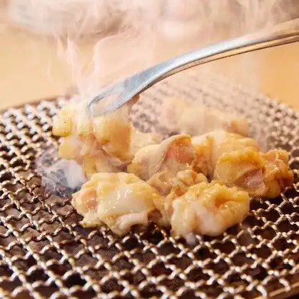 【濃厚な肉汁が溢れ出す】秘伝の醤油ダレに漬け込んだ近江牛の小腸はプリっとした食感！名物生ホル◎