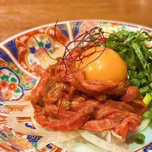 とろける近江牛×濃厚卵黄！香ばしい香りが食欲をそそる「あさひ名物・炙りユッケ」