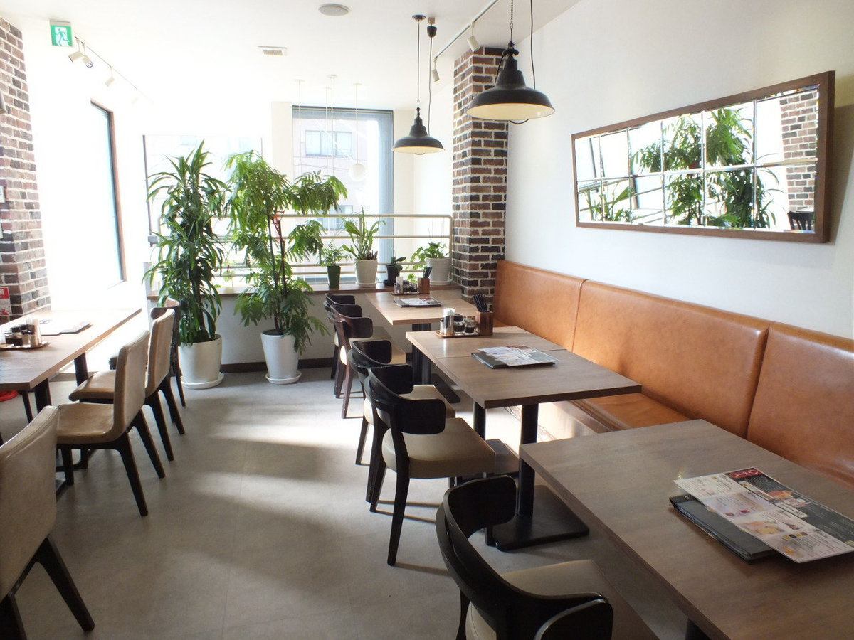 開放的な明るい店内で自慢の餃子をお楽しみ下さい！
