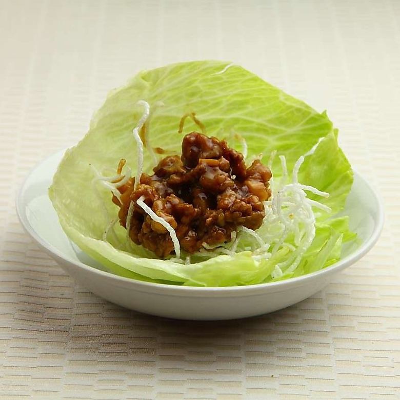 開放的な明るい店内で自慢の餃子をお楽しみ下さい！