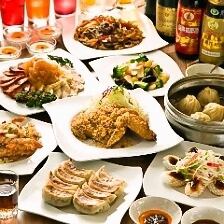 開放的な明るい店内で自慢の餃子をお楽しみ下さい！