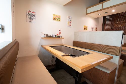 6名掛けテーブル席×２　鉄板あり20歳以下のお客様連れはご利用になれません。