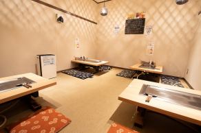 座敷席４名掛けテーブル×４　鉄板あり5名様の場合基本1テーブルのご案内でお誕生日席でお願いしております。2テーブルご希望の場合ご予約時にお伝えください。分煙のため20歳以下のお客様がいらっしゃる場合お座敷のみのご案内となります。
