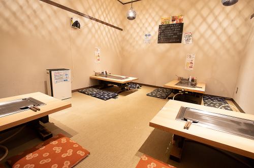 座敷席４名掛けテーブル×４　鉄板あり5名様の場合基本1テーブルのご案内でお誕生日席でお願いしております。2テーブルご希望の場合ご予約時にお伝えください。分煙のため20歳以下のお客様がいらっしゃる場合お座敷のみのご案内となります。