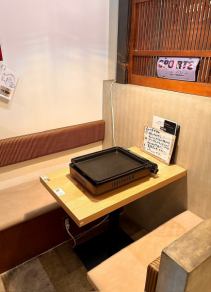 2名掛けテーブル席※カウンターと鉄板の無いお席では卓上鉄板でもんじゃ焼きが出来るようになりました